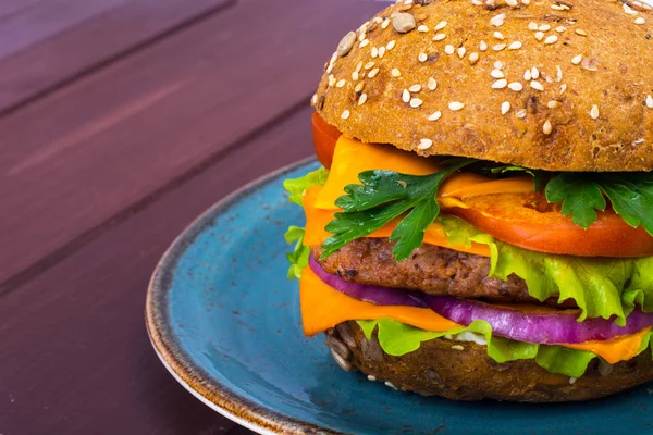 Ciepły świeży burger z mięsem na talerzu — Zdjęcie stockowe