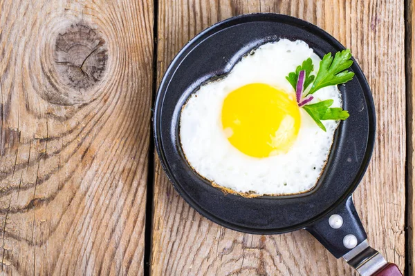 Gebakken eieren, salade en koffie bij het ontbijt voor Valentines Day — Stockfoto