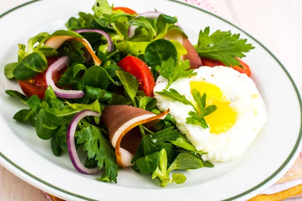 Taze sebze salatası jambon ve kızarmış yumurta — Stok fotoğraf