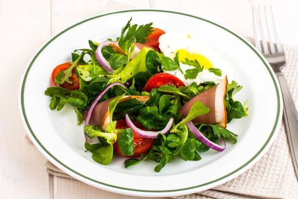 Insalata di verdure fresche con prosciutto e uovo fritto — Foto Stock