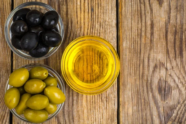 Оливки с оливковым маслом — стоковое фото