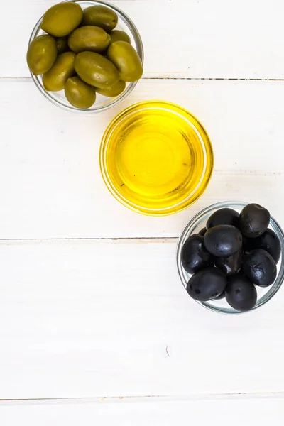 Olive con olio d'oliva — Foto Stock