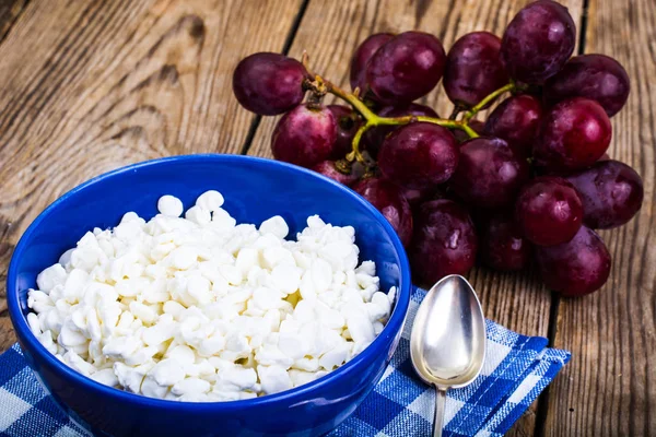 Корисний сніданок з сиром і виноградом — стокове фото