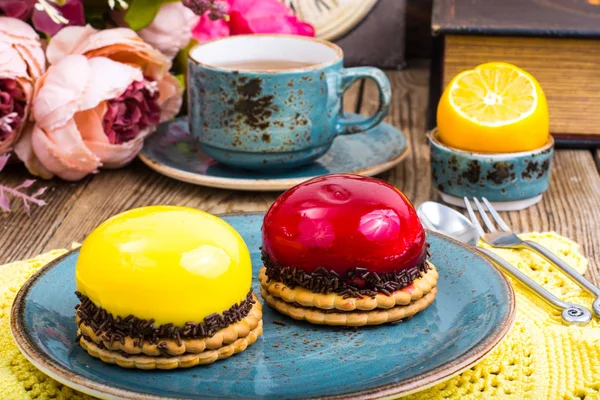 Mousse cakes with mirror glaze