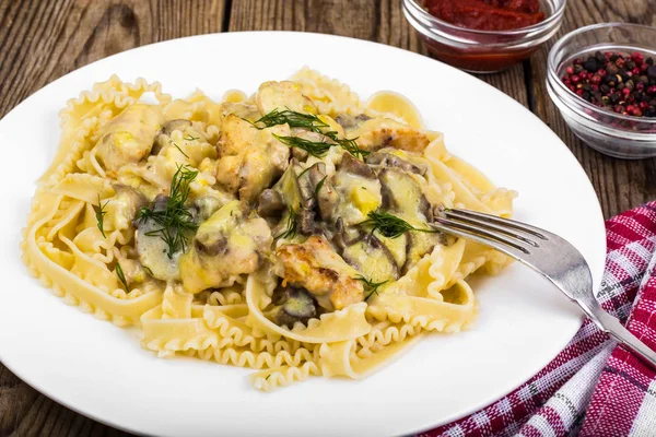 Pasta, roomsaus, champignons, kipfilet — Stockfoto