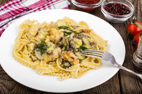 Pasta, roomsaus, champignons, kipfilet — Stockfoto