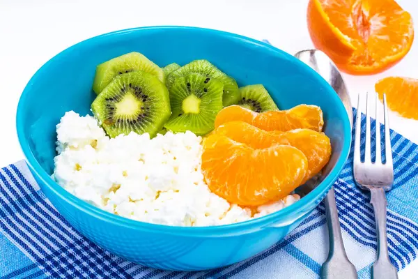 Delicioso requesón casero con fruta — Foto de Stock