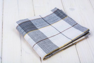 Beyaz ahşap masa üzerinde mutfak havlusu