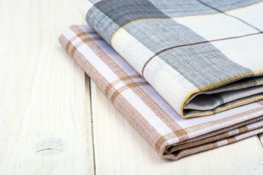 Beyaz ahşap masa üzerinde mutfak havlusu