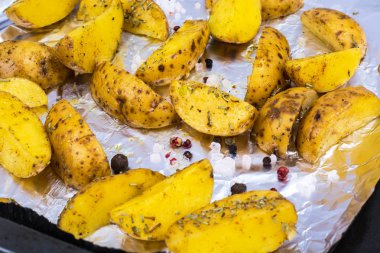Baharat pişirme folyo üzerinde Çiğ patates dilimleri