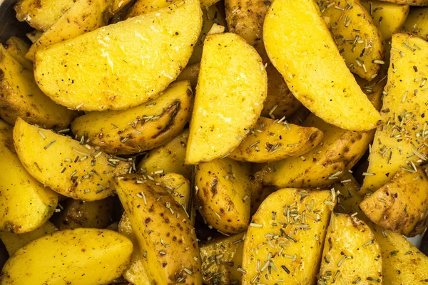 Syrové brambory s kořením, nakrájené plátky — Stock fotografie