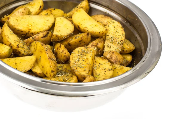 Сырой картофель со специями, нарезанные ломтики — стоковое фото