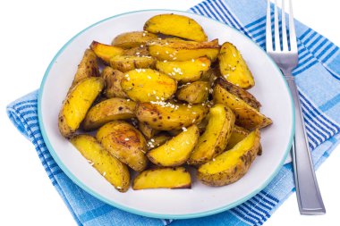 Fırında patates kabuğu içinde dilimler halinde kesin