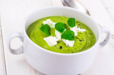 Vejetaryen brokoli nane püresi çorbası