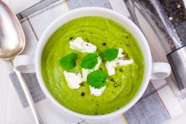 Vejetaryen brokoli nane püresi çorbası