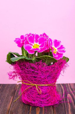 Buket çiçek bir mock-up ya da kartpostal olarak ile rustik ahşap masa