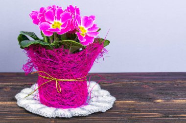 Buket çiçek bir mock-up ya da kartpostal olarak ile rustik ahşap masa