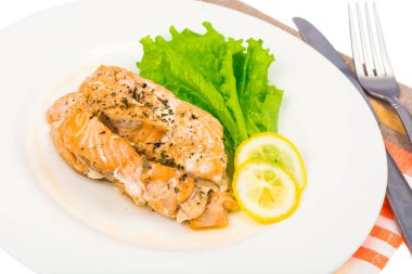 Diyet ve sağlıklı beslenme. Somon balığı buğulama, limon, yeşil salata