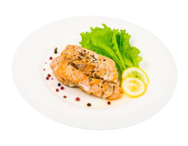 Diyet ve sağlıklı beslenme. Somon balığı buğulama, limon, yeşil salata