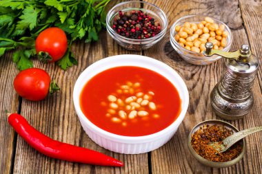 Konserve fasulye, domates soslu. Baharatlı gıda