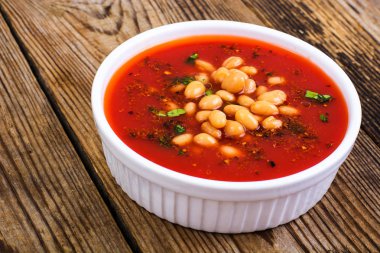 Konserve fasulye, domates soslu. Baharatlı gıda