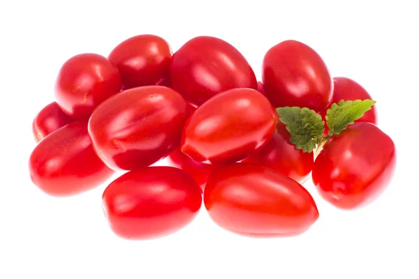 Małe czerwone pomidory na jasnym tle — Zdjęcie stockowe