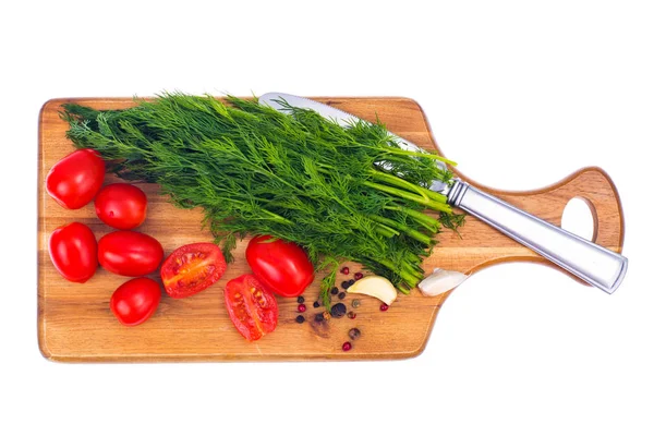 Tomates vermelhos e endro verde no fundo de madeira — Fotografia de Stock