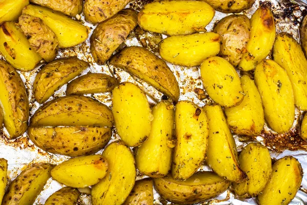 Patatas al horno en cáscara, cortadas en rodajas —  Fotos de Stock