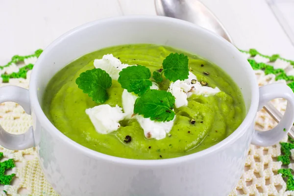 Vegetariánské brokolicová polévka pyré s mátou — Stock fotografie