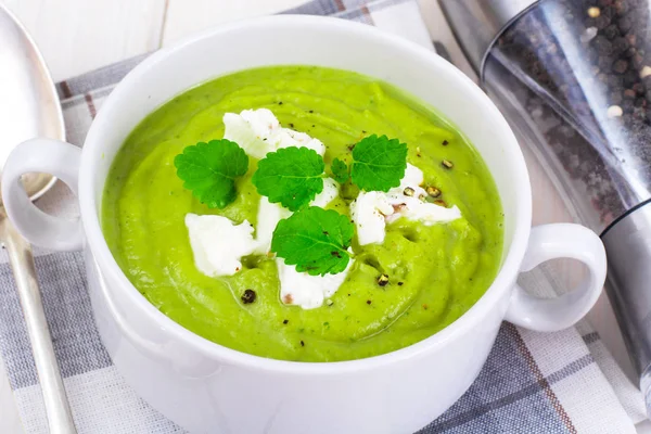 Vegetariánské brokolicová polévka pyré s mátou — Stock fotografie