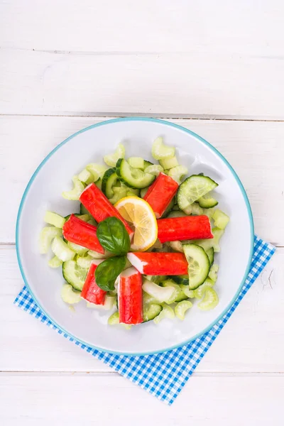 Salade épicée avec bâtonnets de crabe — Photo