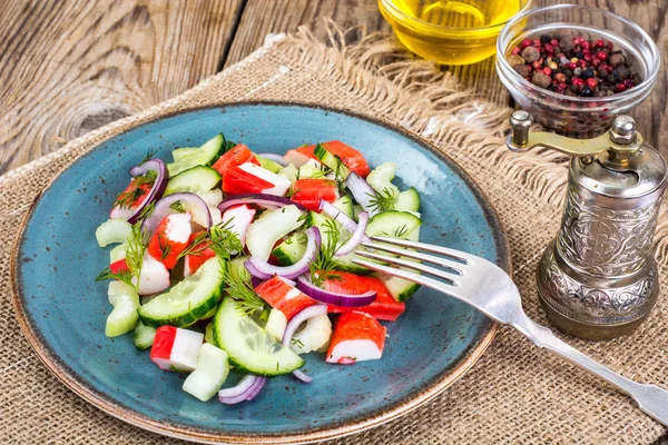 Пряний салат сурімі на блакитній тарілці — стокове фото
