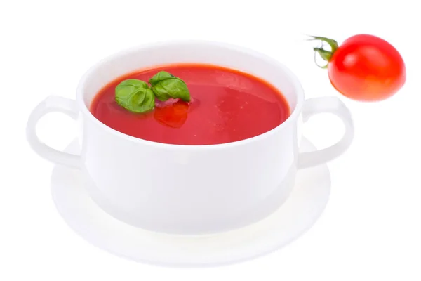 Deliciosa sopa de tomate sobre fondo blanco — Foto de Stock