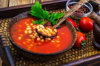 Kırmızı Ukrayna borsch ahşap tepsi üzerinde beyaz fasulye ile. Yakın çekim. Beslenme kavramı