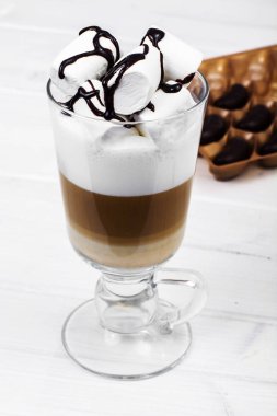 Latte, cappuccino hatmi ışık arka plan ile. Çikolatalı topping