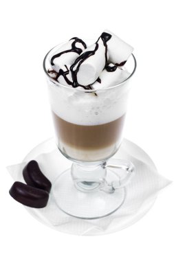 Latte, cappuccino hatmi ışık arka plan ile. Çikolatalı topping