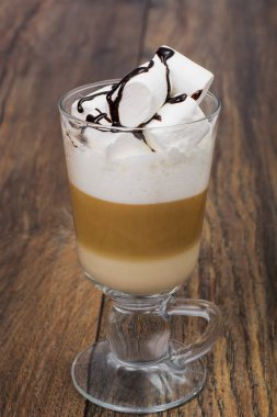 Uzun bardak latte ve hatmi ahşap tablo