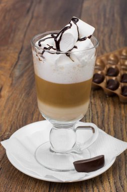 Uzun bardak latte ve hatmi ahşap tablo