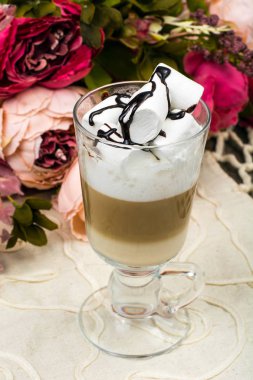 Uzun bardak latte ve hatmi ahşap tablo