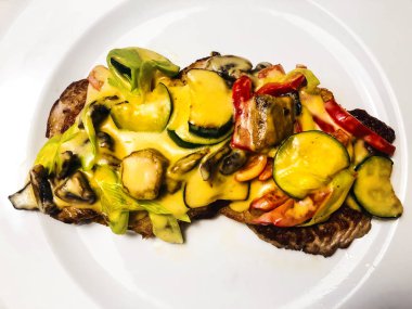 Biftek soslu sebze ve mantar ile