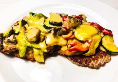 Biftek soslu sebze ve mantar ile