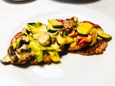 Biftek soslu sebze ve mantar ile