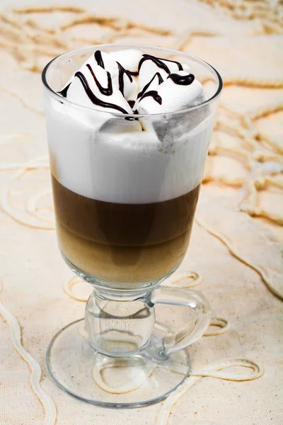 Latte, cappuccino met marshmallow op lichte achtergrond. Chocolade topping — Stockfoto