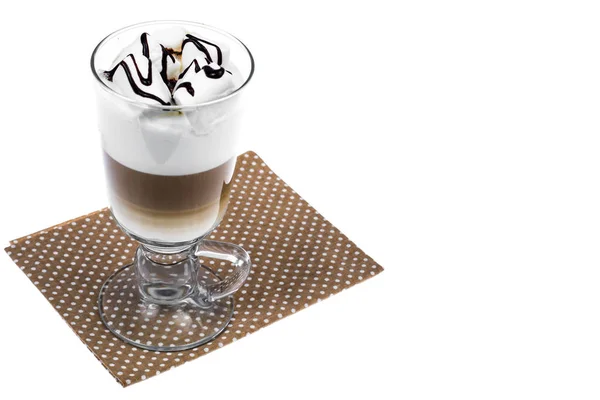 Latte, cappuccino com marshmallow sobre fundo claro. Cobertura de chocolate — Fotografia de Stock