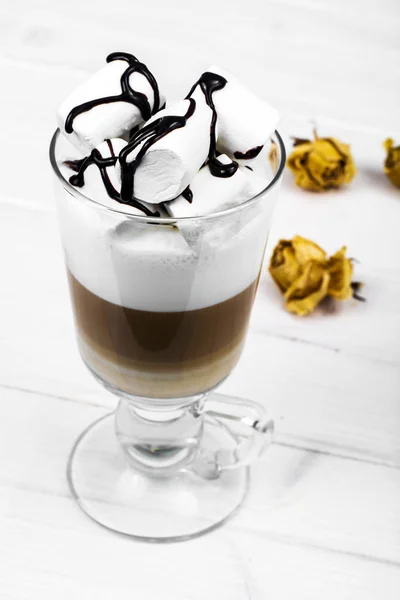 Latte, cappuccino met marshmallow op lichte achtergrond. Chocolade topping — Stockfoto