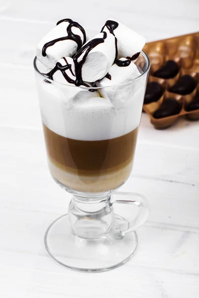 Latte, cappuccino met marshmallow op lichte achtergrond. Chocolade topping — Stockfoto