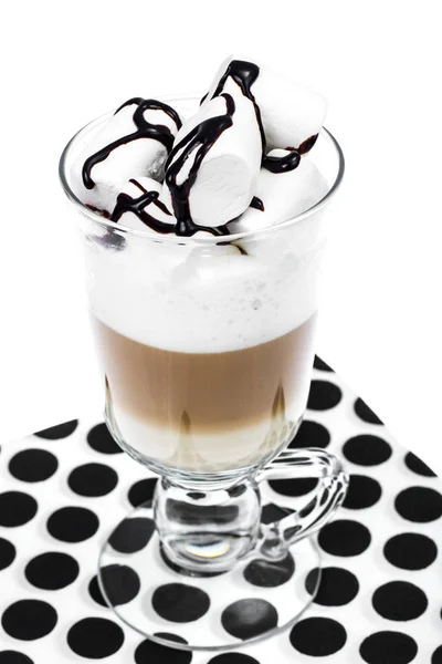 Latte, cappuccino com marshmallow sobre fundo claro. Cobertura de chocolate — Fotografia de Stock