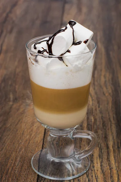 Vysoké sklenice latte a marshmallow na dřevěný stůl — Stock fotografie