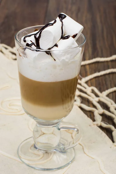 Vidrio alto con café con leche y malvavisco en mesa de madera — Foto de Stock