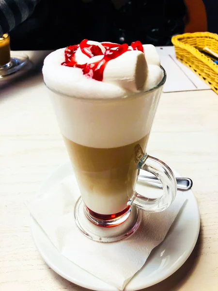 Latte com cobertura de marshmallow e framboesa — Fotografia de Stock